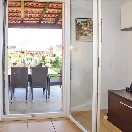 Hébergement de vacances Awesome In W/ Outdoor Swimming Pool, Wifi And 1 Bedrooms