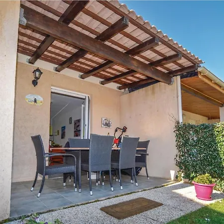 Hébergement de vacances Awesome In W/ Outdoor Swimming Pool, Wifi And 1 Bedrooms *