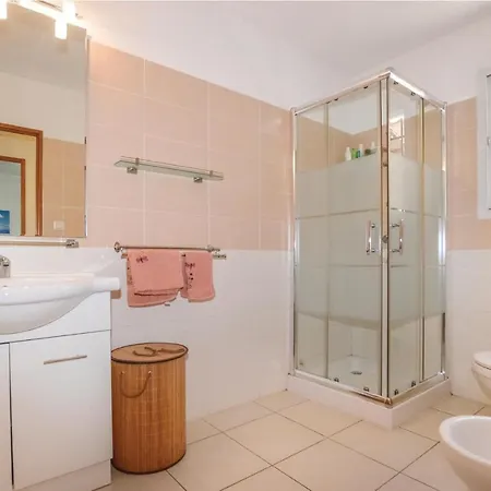 Hébergement de vacances Awesome In W/ Outdoor Swimming Pool, Wifi And 1 Bedrooms
